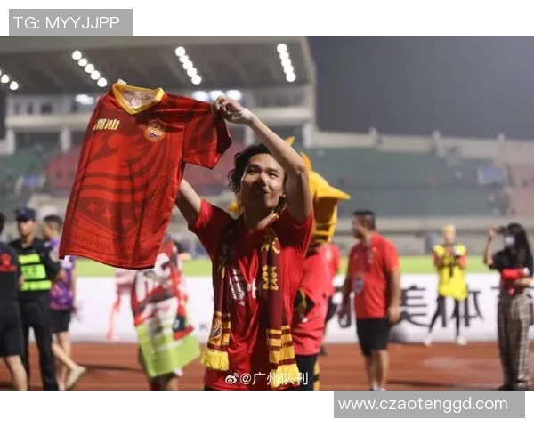 足球球星谢场背后的感人故事与精彩瞬间解析